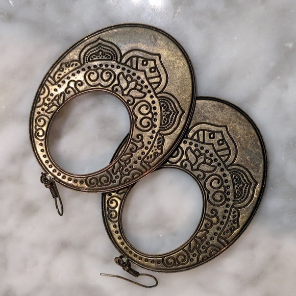 Stamped moroccan design oval hoop earring - Picture 9 of 9